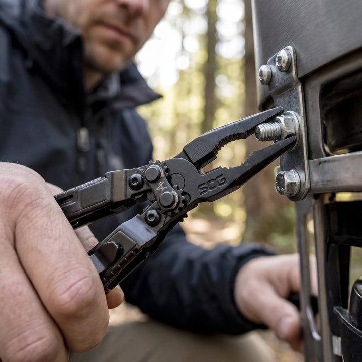 Duurzame 18-in-1 multitool, opvouwbaar voor avonturiers. Essentieel gereedschap voor outdoor, survival & EDC.