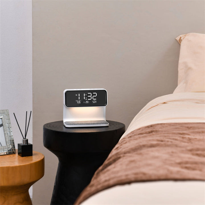 Design bedlamp met touch dimmer, helder LED licht, draadloos opladen en wekker op nachtkastje.