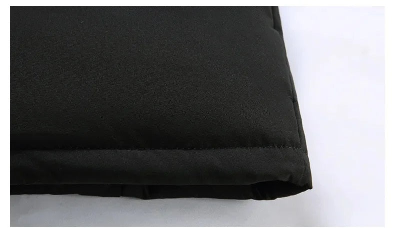 Stijlvolle waterafstotende winterkleding voor heren hangend gepresenteerd