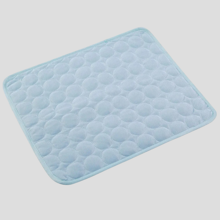 Zelfkoelende mat voor huisdieren in de tuin, zorgt voor verkoeling en comfort tijdens warme zomerdagen.