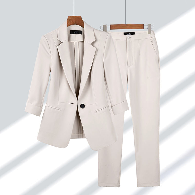 Stijlvol beige damespak met colbert en pantalon