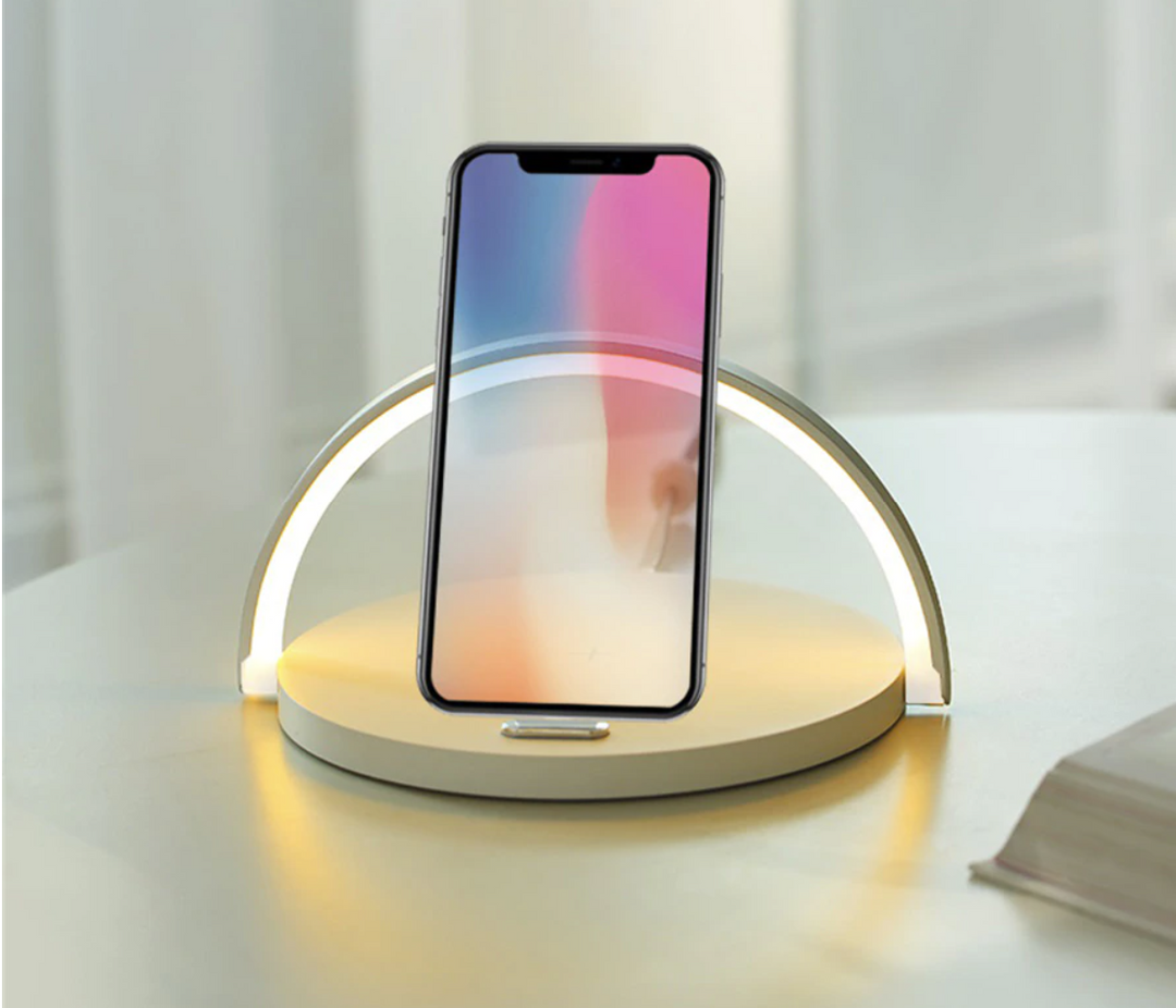 Sfeervolle 3-in-1 nachtlamp met draadloze oplader en LED verlichting voor modern interieur.