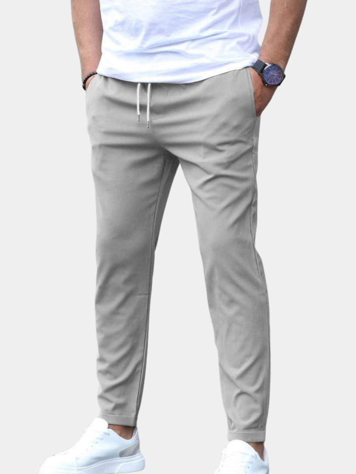 Comfortabele elastische herenbroek in grijs, perfect voor dagelijks casual gebruik met optimale stretch.