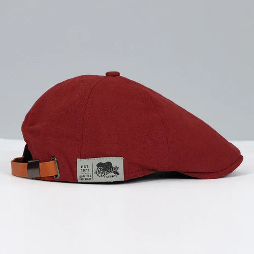 Stijlvolle heren baret van dichtbij, met detail van de hoogwaardige stof en klassieke afwerking.