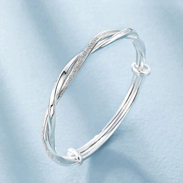 Gedetailleerde close-up van de zilverkleurige damesarmband