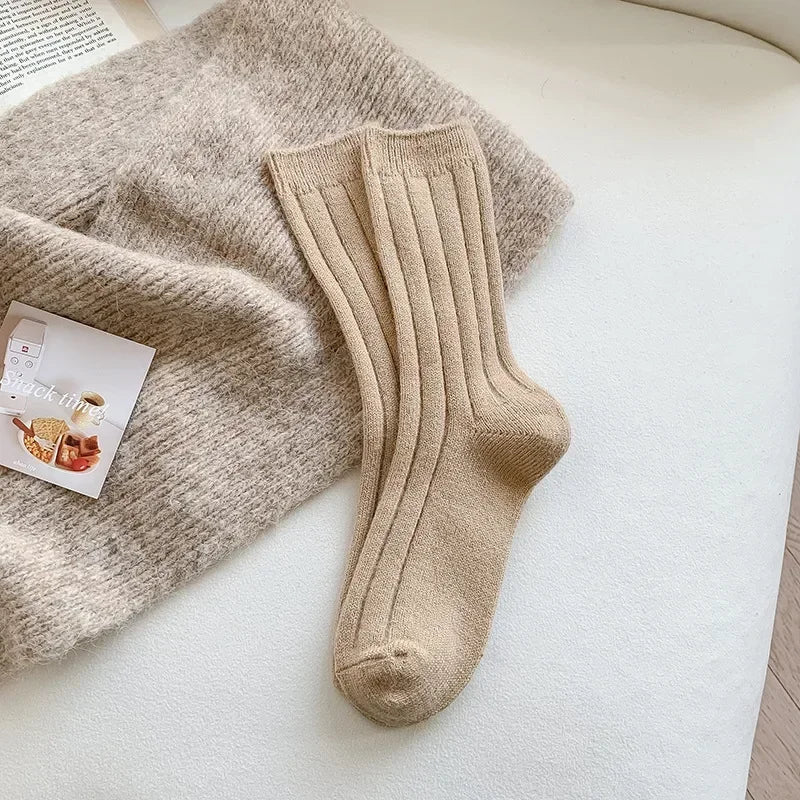 Comfortabele lange dames wintersokken, zacht en heerlijk warm. Ideaal voor thuis of buiten.