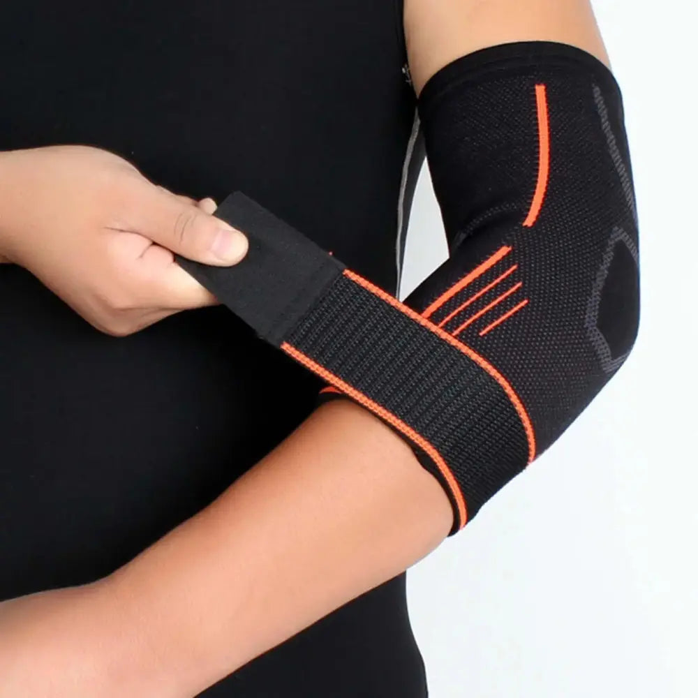 Persoon die een zwarte compressie elleboogbrace met oranje accenten aantrekt
