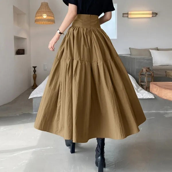 Achterkant van de elegante lange plooirok in khaki