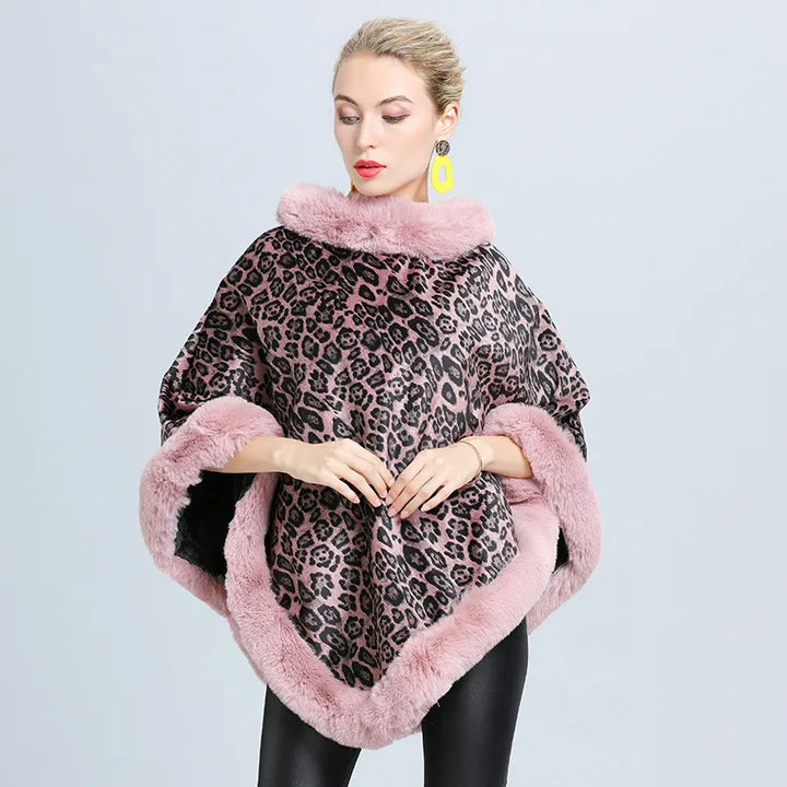 Vrouw poseert in een zachte roze damestrui poncho deken top