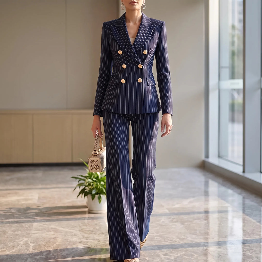 Elegant gestreept dames broekpak met double-breasted blazer en wijde pijpen.