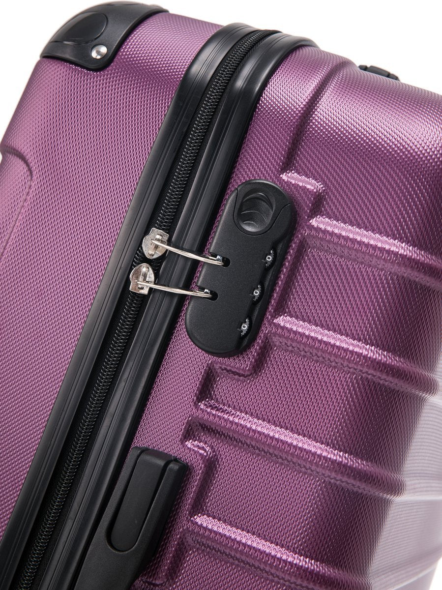 De roze 2-delige harde koffer set Torino klaar voor een vakantie, stevige bagage op wielen.