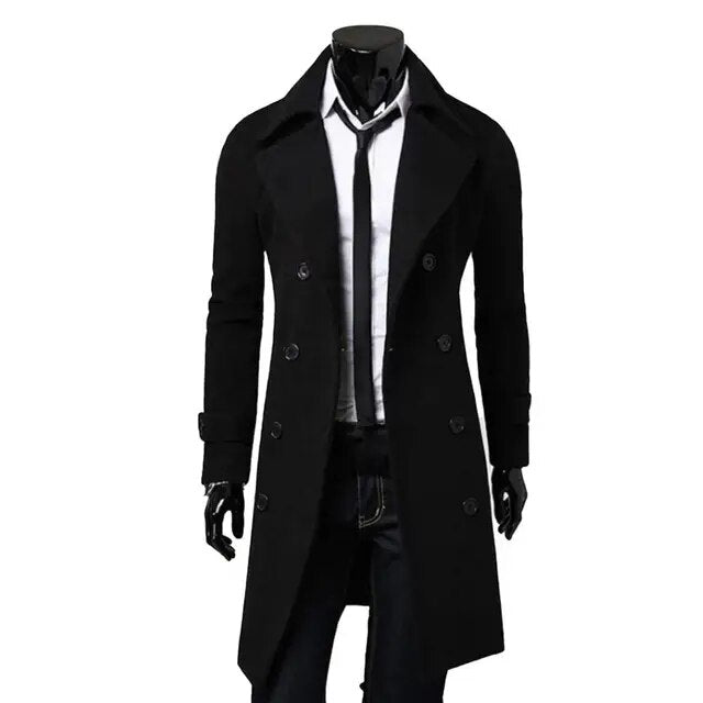 Man draagt Britse trenchcoat, winddichte jas met dubbele rij knopen, ideaal voor herfst- en wintermode.