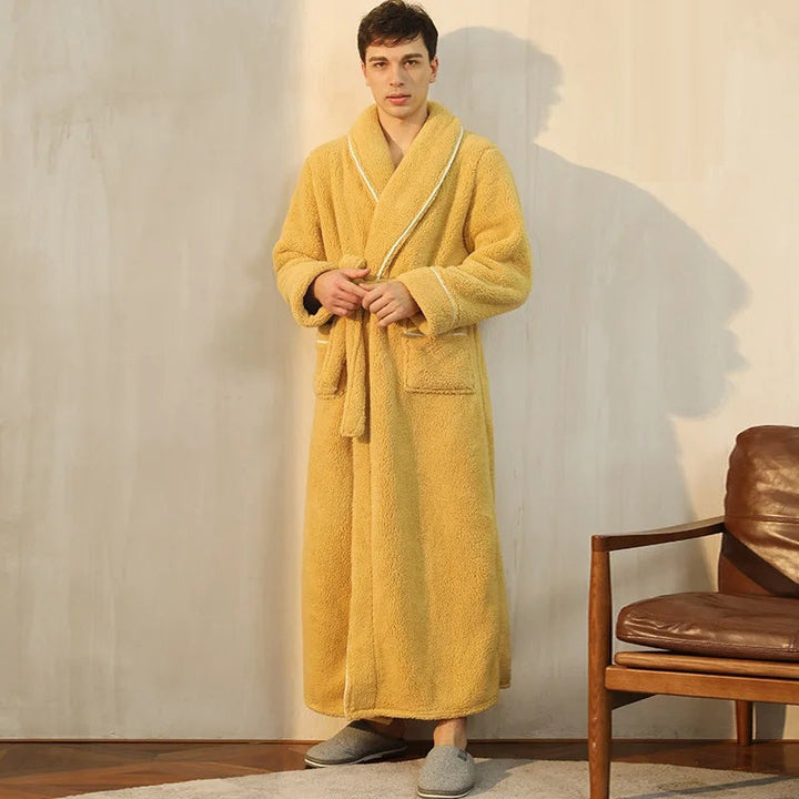 Pluizige heren fleece winter badjas; heerlijk warm en zacht met comfortabele omslagkraag voor koude dagen.