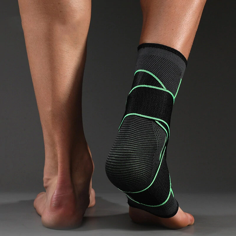 Orthopedische enkelondersteuning, verstelbaar voor maximale stabiliteit en bescherming tijdens activiteiten.