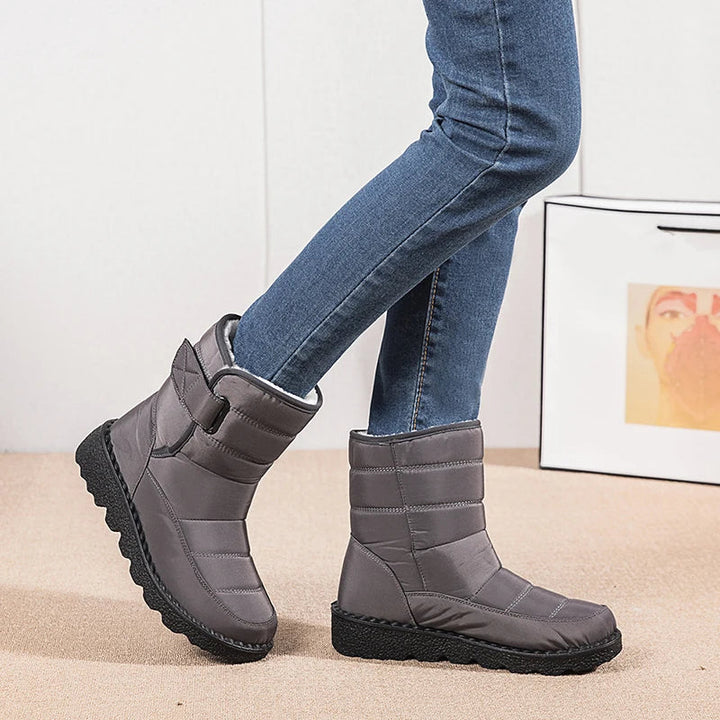Blauwe waterdichte laarzen, perfect voor besneeuwde paden, met extra warmte en stabiliteit.