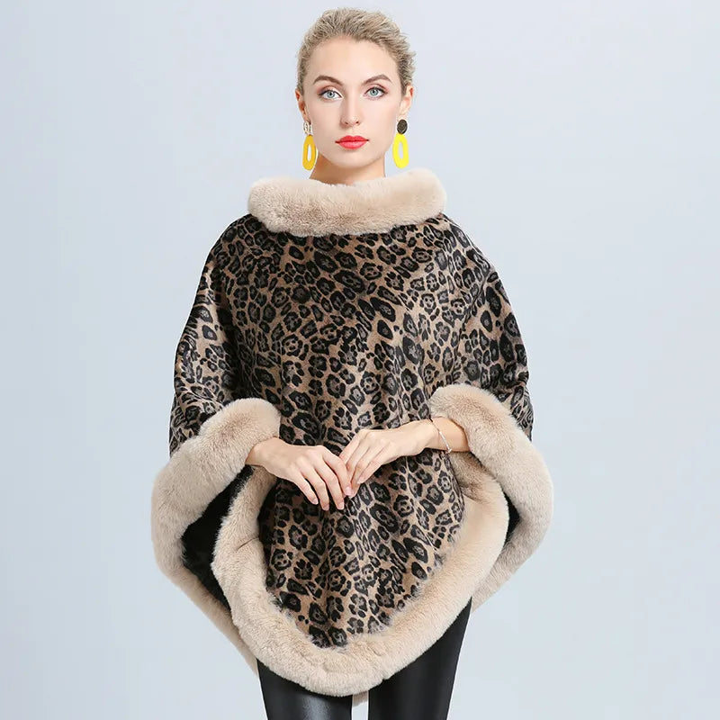Vrouw draagt een stijlvolle beige damestrui poncho met luipaardprint
