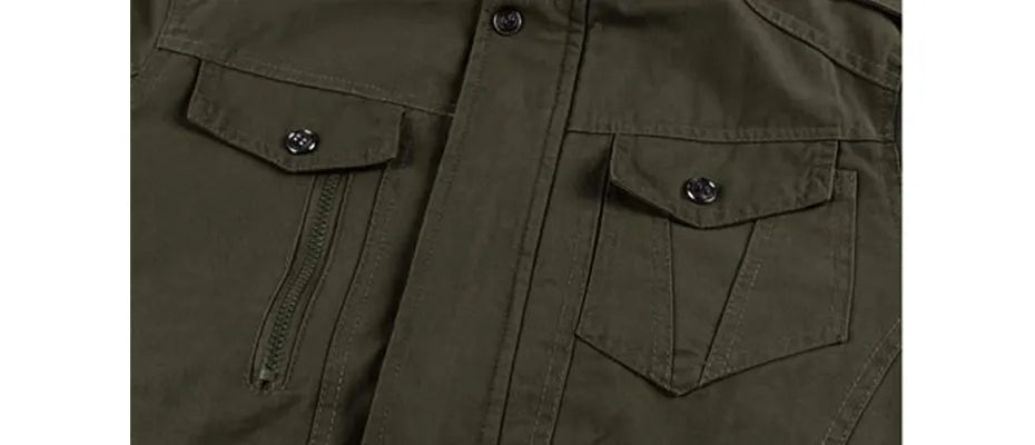 Duurzame heren winterkleding getoond in neutraal daglicht