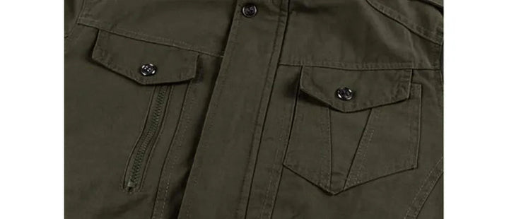 Duurzame heren winterkleding getoond in neutraal daglicht