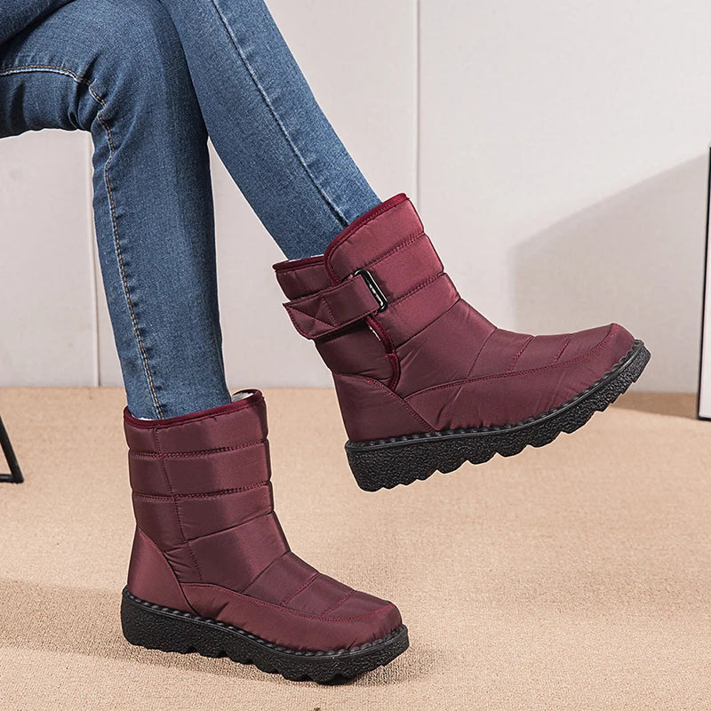 Zijaanzicht van de unisex sneeuwlaarzen, met focus op de stevige constructie en de verhoogde plateauzool.