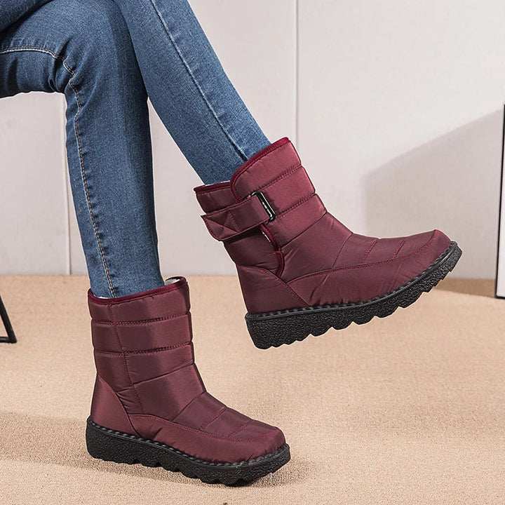 Zijaanzicht van de unisex sneeuwlaarzen, met focus op de stevige constructie en de verhoogde plateauzool.