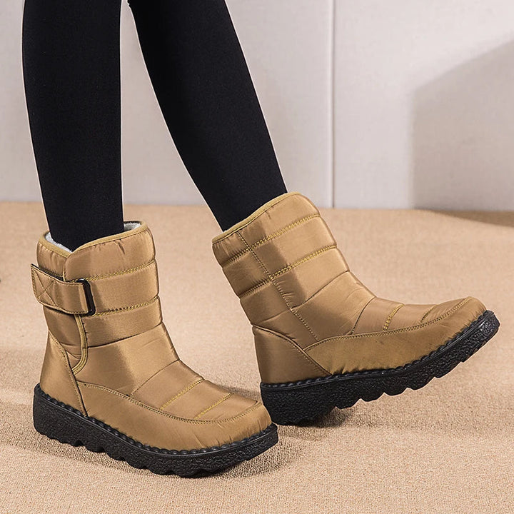 Unisex winterlaarzen in de sneeuw, demonstreren waterdichte kwaliteiten en de robuuste antislip zool.
