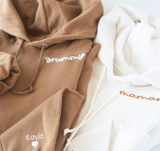 Dameskleding 'MOM' collectie: T-shirt, hoodie of sweatshirt. Liefdevol cadeau voor moeder.