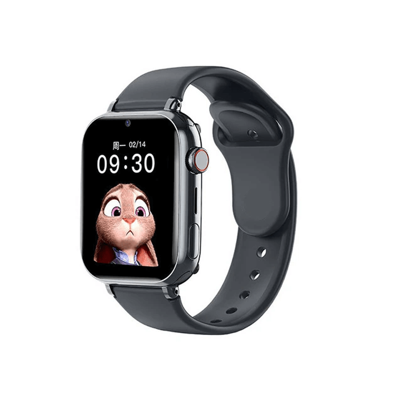 Detailopname van de roze kinder smartwatch met helder kleurenscherm
