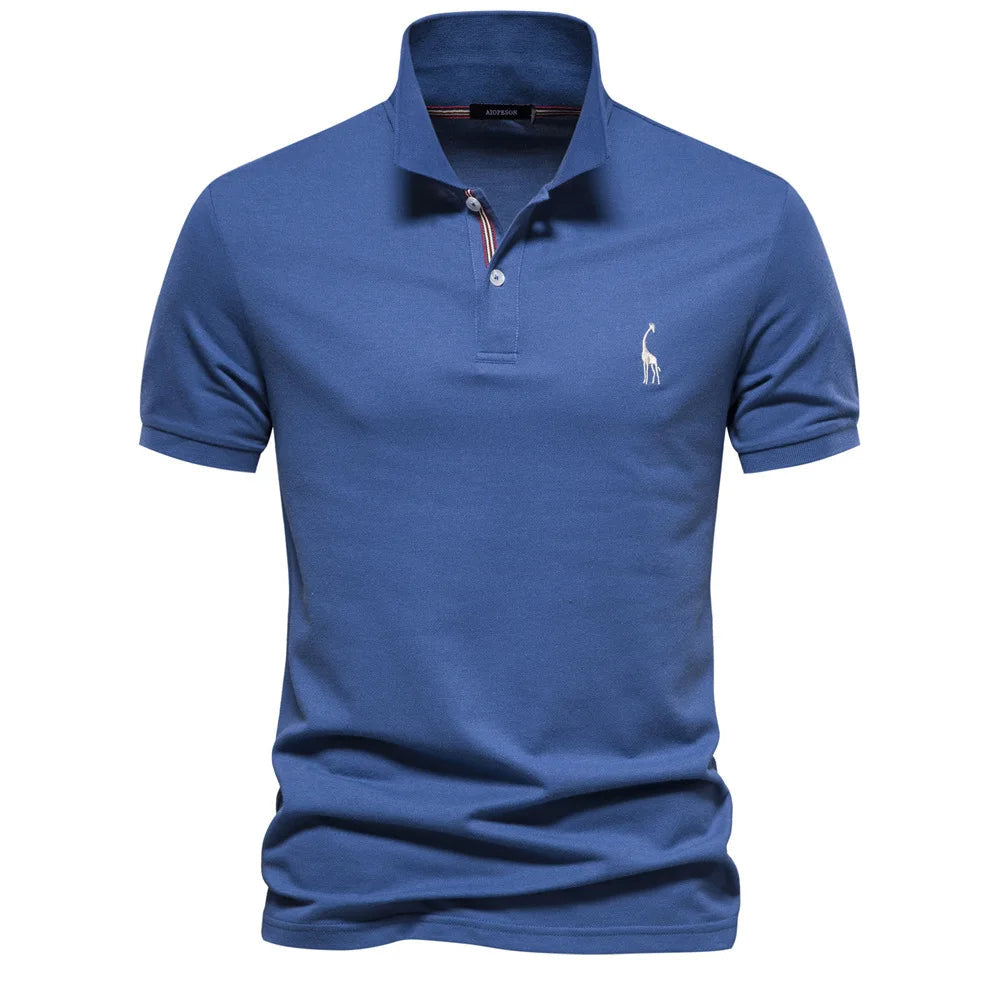 Klassieke herenpolo met subtiel borduurwerk, ideaal voor een stijlvolle casual zomerlook.