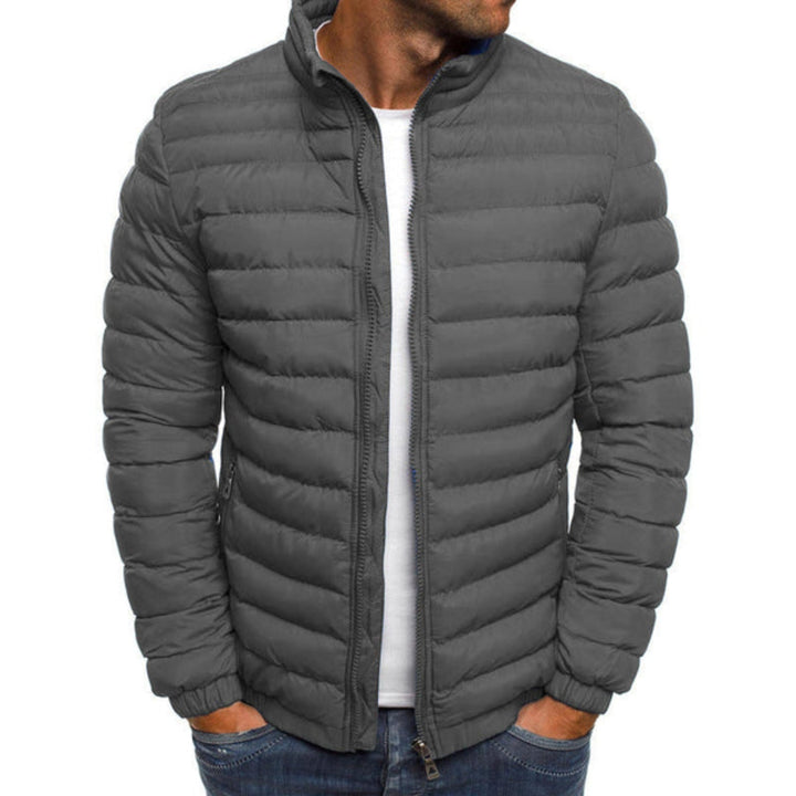 Zwart heren donsjack met capuchon, perfect voor optimale warmte en stijl in de winter.