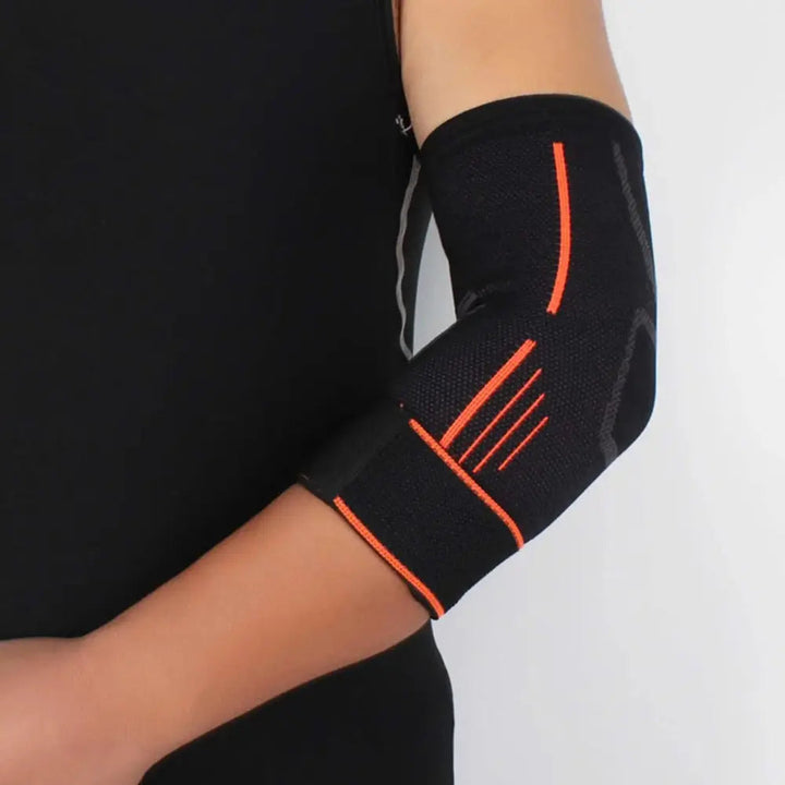 Zijdelings overzicht van de comfortabele elleboogbrace om de arm