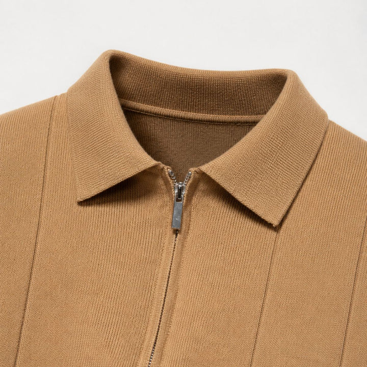 Moderne heren polo met korte rits; klassieke kraag en comfortabele pasvorm.