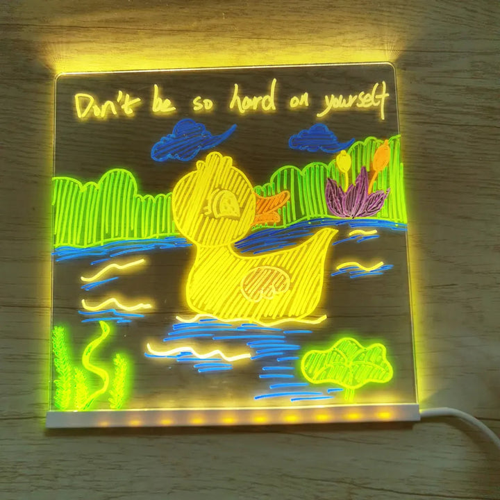 Kinderlamp en tekenbord in één met sfeervolle led verlichting op houten voet