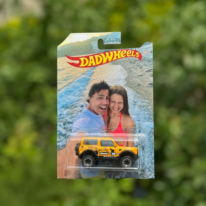 Verras met een gepersonaliseerde speelgoedauto cadeauverpakking. Voeg een eigen foto toe als herinnering.