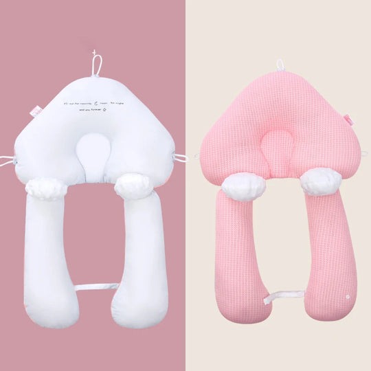 Blije baby slaapt comfortabel op ergonomisch slaapkussen. Veilige ondersteuning voor rustige slaap (0-12 maanden).