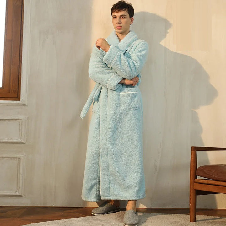 Stijlvolle heren badjas van zachte winter fleece met omslagkraag; ideaal als comfortabele loungewear thuis.