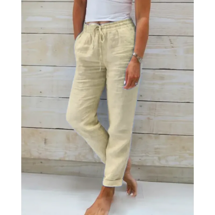 Detailopname van de stof en tailleband van de Emma casual dames broek
