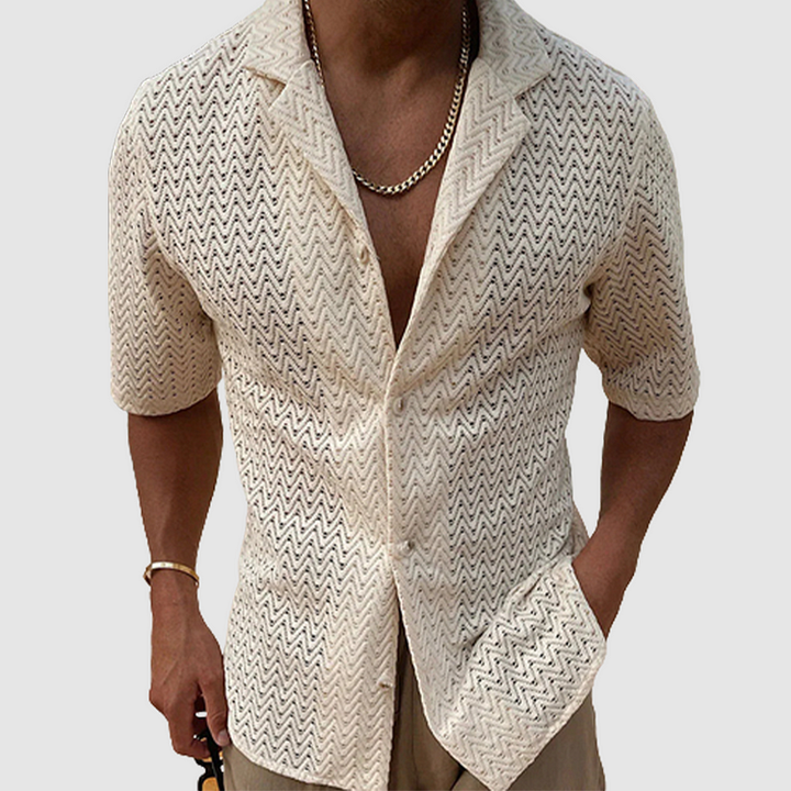 Man draagt een khaki kleurig luchtig heren overhemd voor de zomer met klassieke kraag