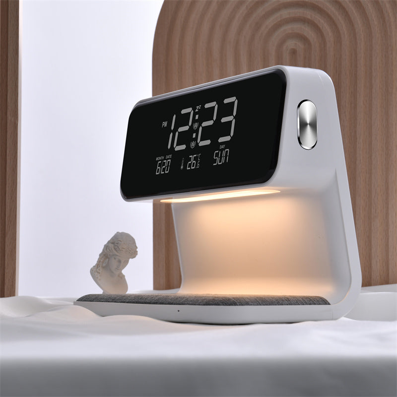 Handige nachtlamp voor slaapkamer met zacht LED licht, draadloze oplader en duidelijke wekker weergave.