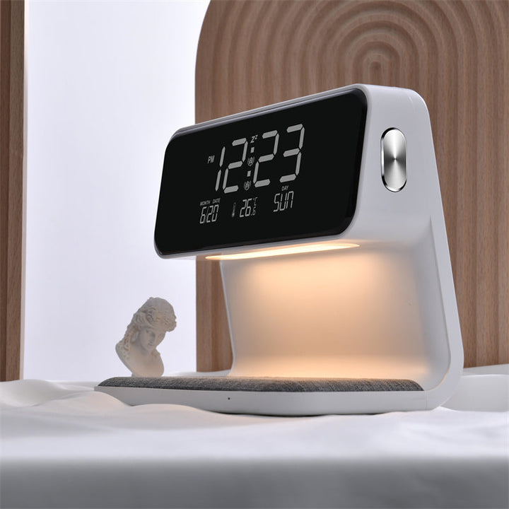 Handige nachtlamp voor slaapkamer met zacht LED licht, draadloze oplader en duidelijke wekker weergave.