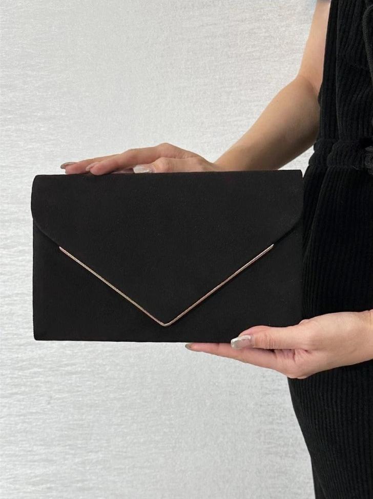 Luxe zwarte clutch met gouden accenten als feesttas