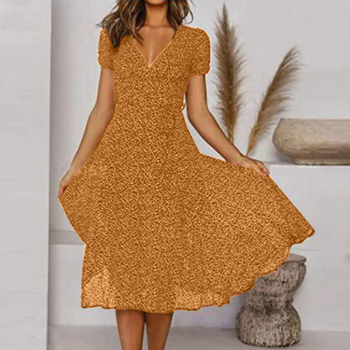 Chique dames zomerjurk met A-lijn pasvorm en V-hals. Perfect als elegante feestjurk of strandjurk.