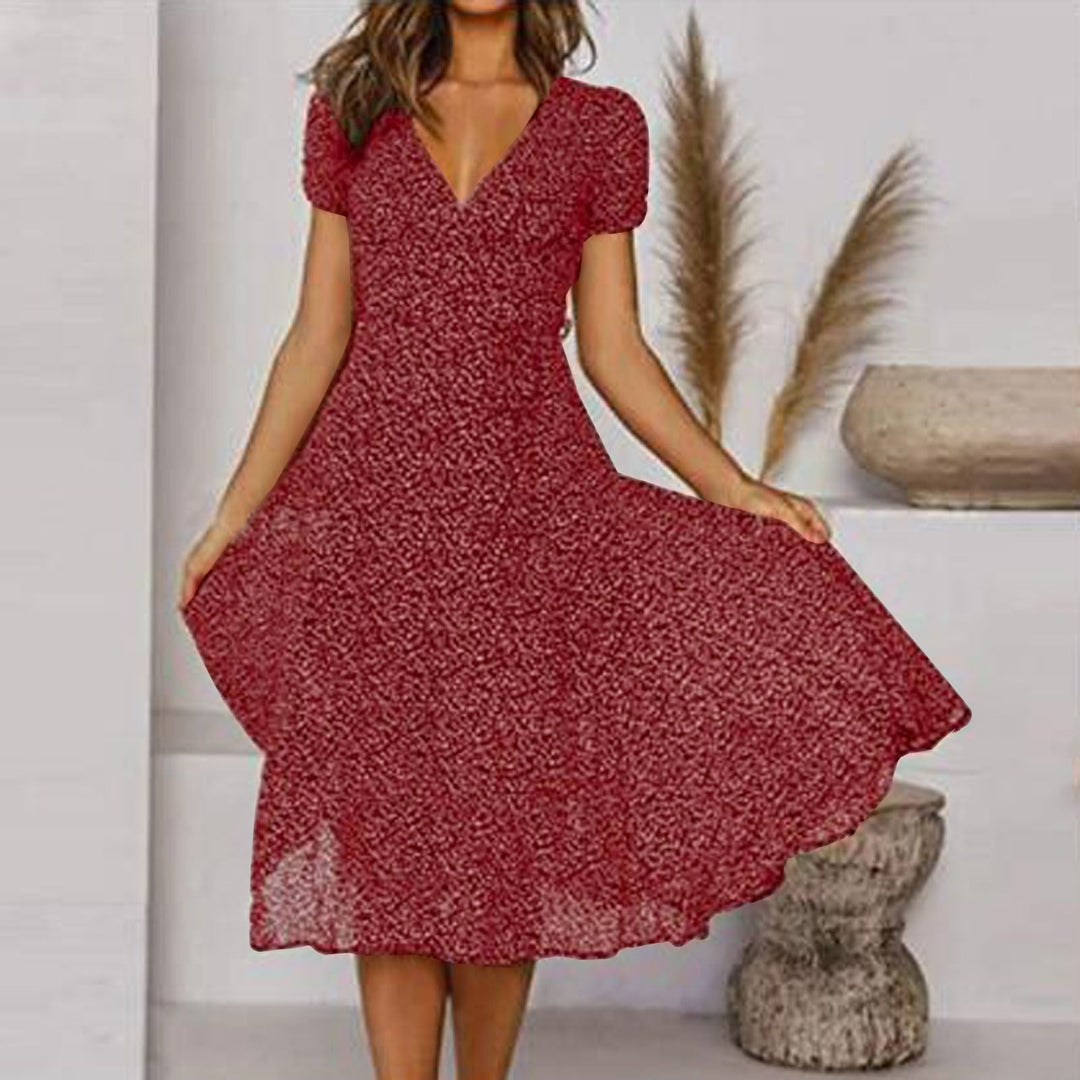 Stijlvolle zomerjurk met V-hals voor dames. Comfortabel, luchtig en perfect voor elke zomerse gelegenheid.