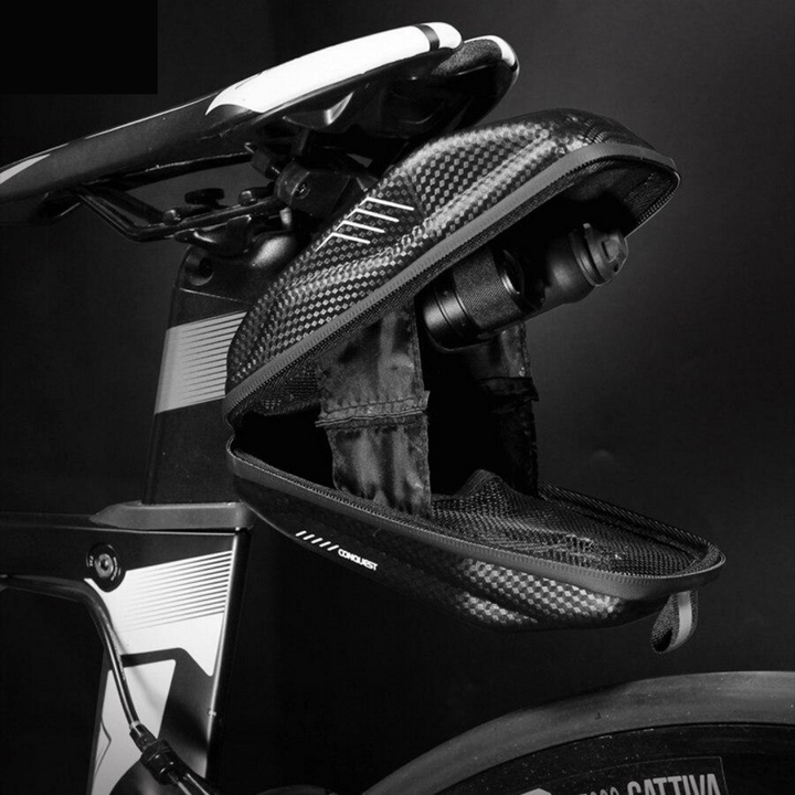 Zadeltas opengeklapt onder een racefietszadel