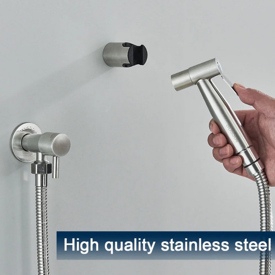 Badkamer bidet set met handdouche en wandhouder gemonteerd op tegelwand