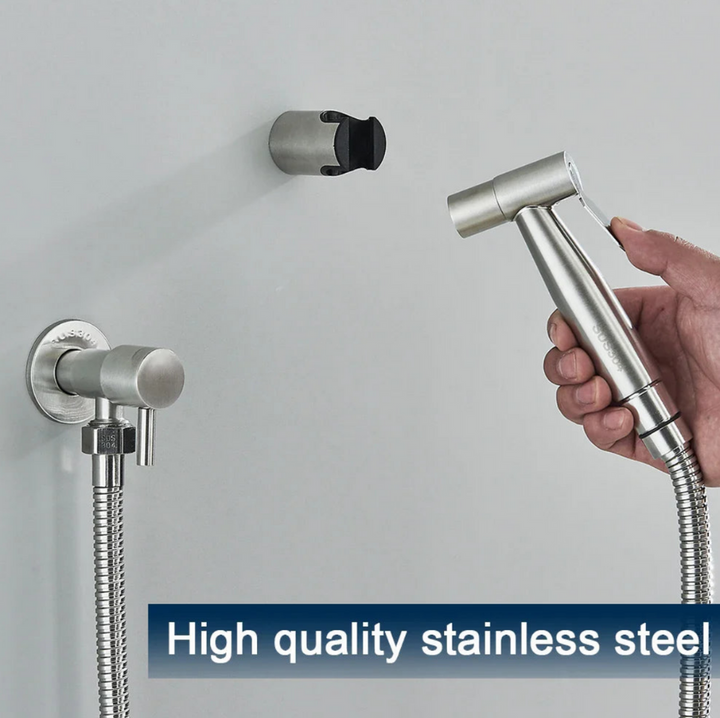 Badkamer bidet set met handdouche en wandhouder gemonteerd op tegelwand