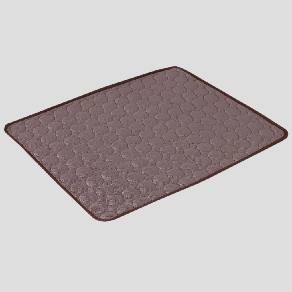 Oprolbare zelfkoelende mat, compact en draagbaar, perfect voor thuis of onderweg met hond of kat.