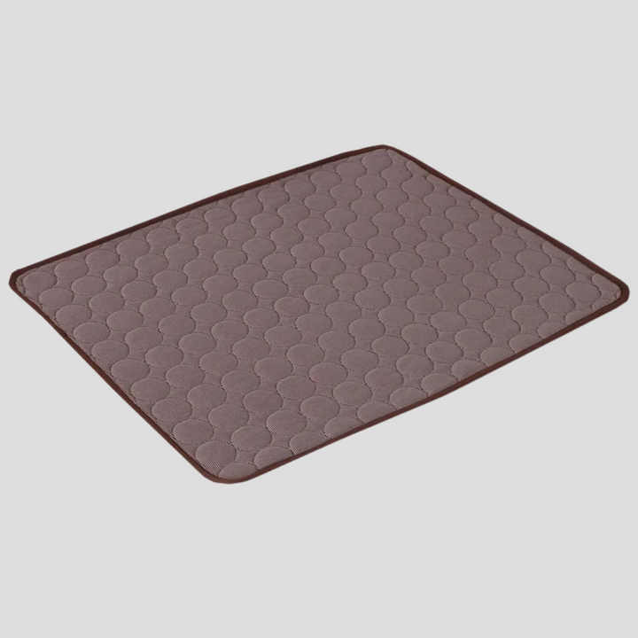 Oprolbare zelfkoelende mat, compact en draagbaar, perfect voor thuis of onderweg met hond of kat.