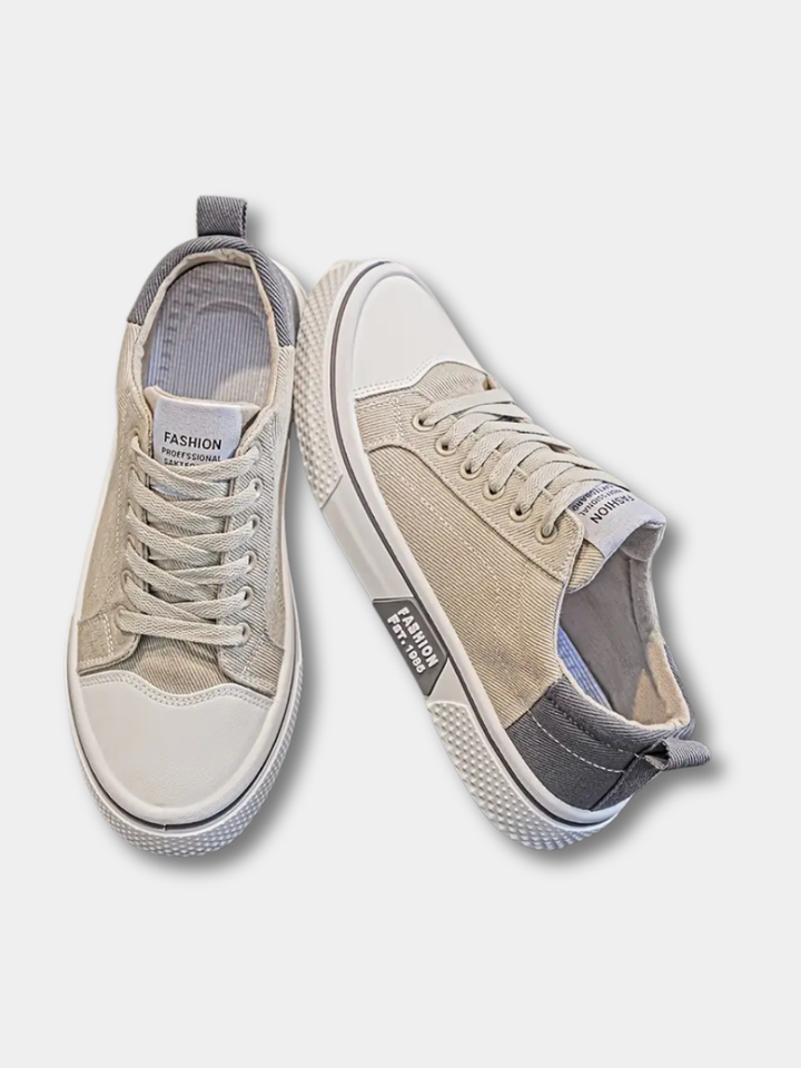 Stijlvolle beige herensneakers van bovenaf gezien