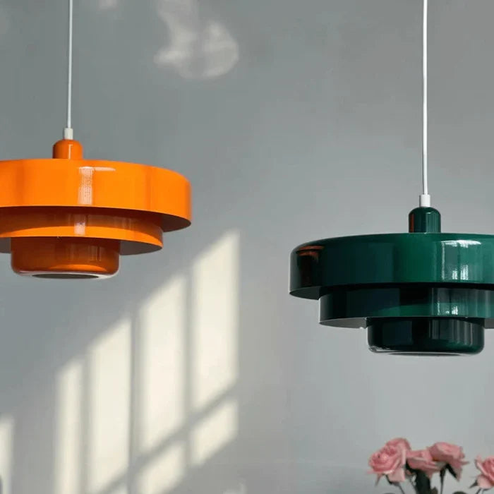 Tijdloze vintage hanglamp boven een eettafel, voor een warme ambiance in huis.