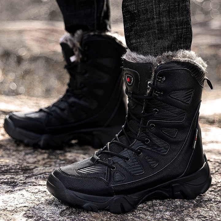 Man draagt stoere zwarte winter snowboots buiten